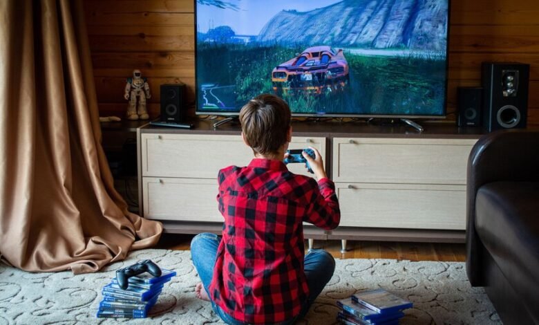 Adolescente jugando al videojuego terapéutico PlaySmart en una escuela de Córdoba