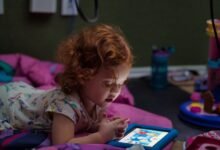 Niños cordobeses usando tabletas y libros digitales en un aula