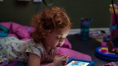 Niños cordobeses usando tabletas y libros digitales en un aula