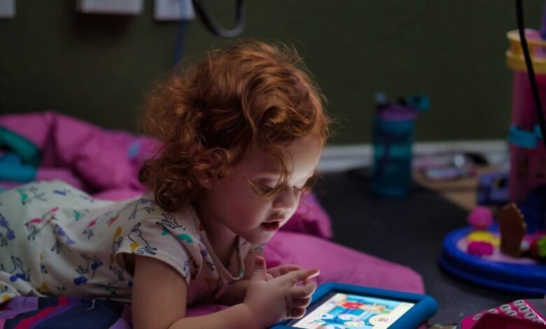 Niños cordobeses usando tabletas y libros digitales en un aula