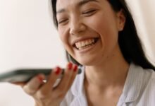 Ilustración de conversación de WhatsApp con texto y notas de voz