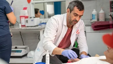 Voluntarios donando sangre en un centro de donación de Córdoba