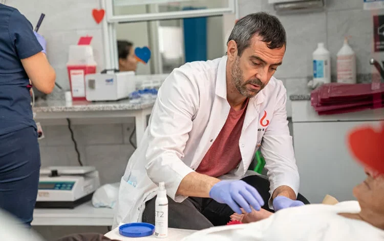 Voluntarios donando sangre en un centro de donación de Córdoba