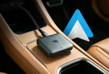 Adaptador Motorola oficial para Android Auto conectado a la toma USB de un auto