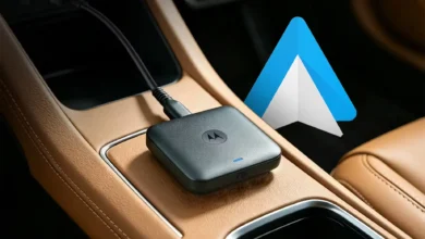 Adaptador Motorola oficial para Android Auto conectado a la toma USB de un auto