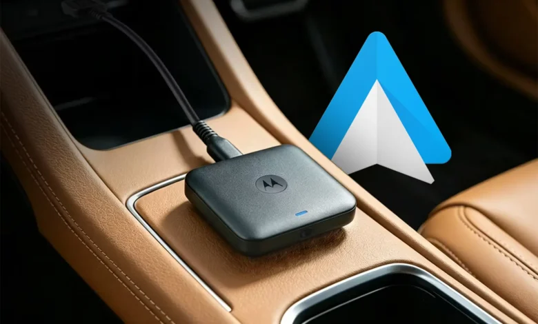 Adaptador Motorola oficial para Android Auto conectado a la toma USB de un auto