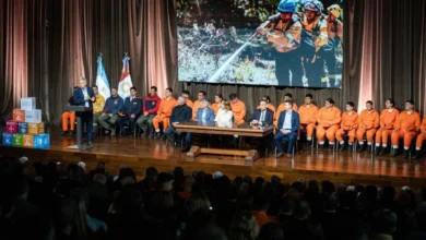 Bomberos voluntarios en acción, combatiendo un incendio en Córdoba