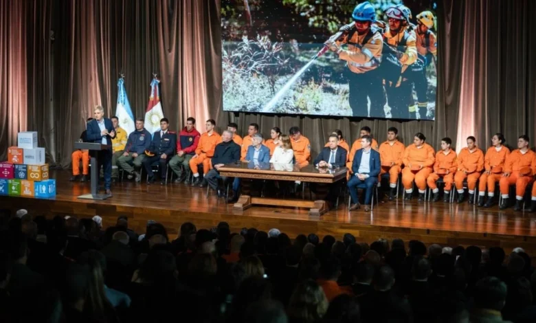 Bomberos voluntarios en acción, combatiendo un incendio en Córdoba