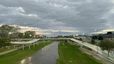 Imagen de un cielo nublado sobre la ciudad de Córdoba con tormentas en el horizonte
