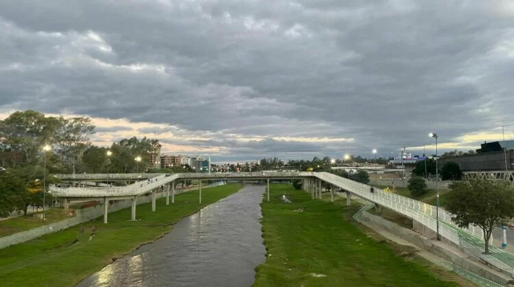 Imagen de un cielo nublado sobre la ciudad de Córdoba con tormentas en el horizonte