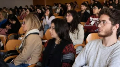 Imágenes de personas reunidas en un congreso sobre salud mental