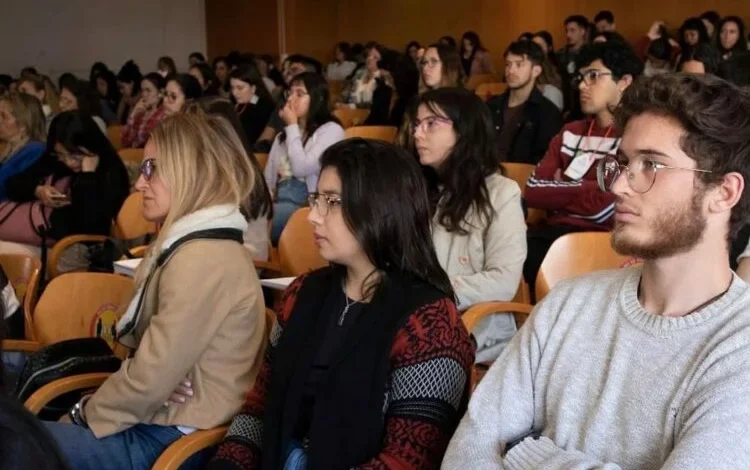 Imágenes de personas reunidas en un congreso sobre salud mental