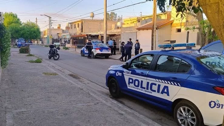 Calle de Córdoba con patrullas policiales y señalizaciones de tránsito