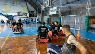 Persona con discapacidad jugando deporte adaptado