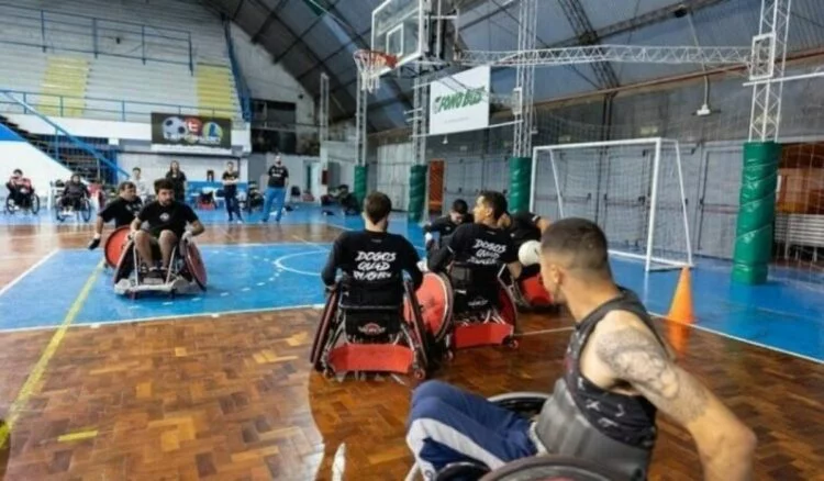 Persona con discapacidad jugando deporte adaptado