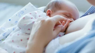 Madre y bebé amamantando