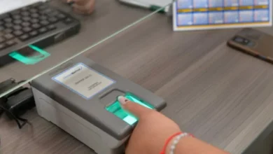 Personal del Registro Civil atendiendo a vecinos en el Operativo DNI