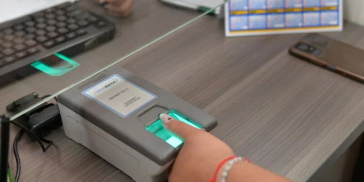 Personal del Registro Civil atendiendo a vecinos en el Operativo DNI