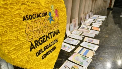 Imagen de un grupo de personas con altas capacidades y sus familias participando en un evento de inclusión