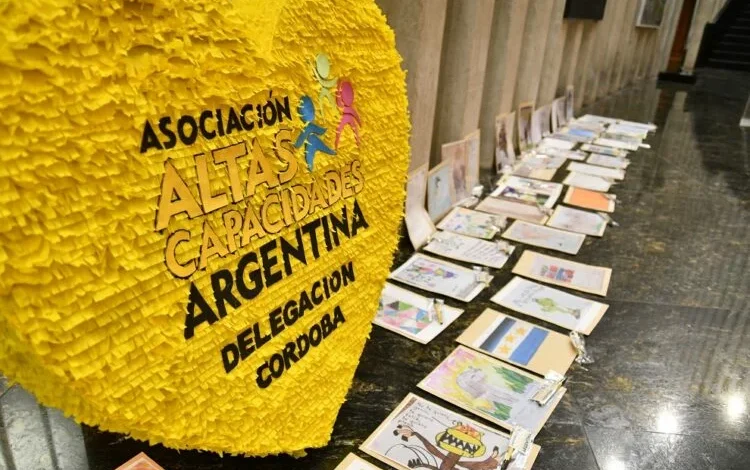 Imagen de un grupo de personas con altas capacidades y sus familias participando en un evento de inclusión
