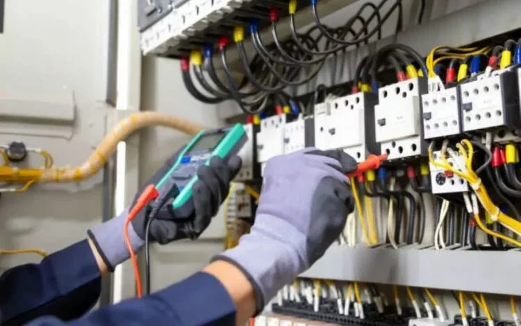 Córdoba bajo mantenimiento, trabajos eléctricos en varios barrios