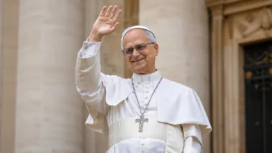 El Papa León XIV sonríe mientras saluda a los fieles en una multitudinaria misa en la Argentina
