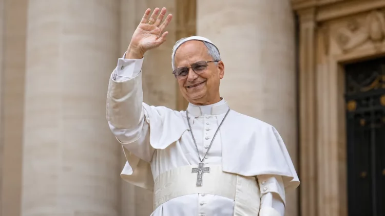 El Papa León XIV sonríe mientras saluda a los fieles en una multitudinaria misa en la Argentina