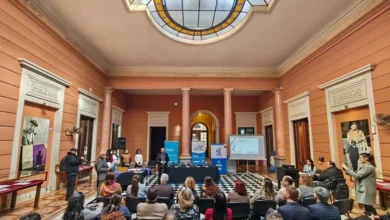 Niños participando en un concurso de dibujo contra el trabajo infantil