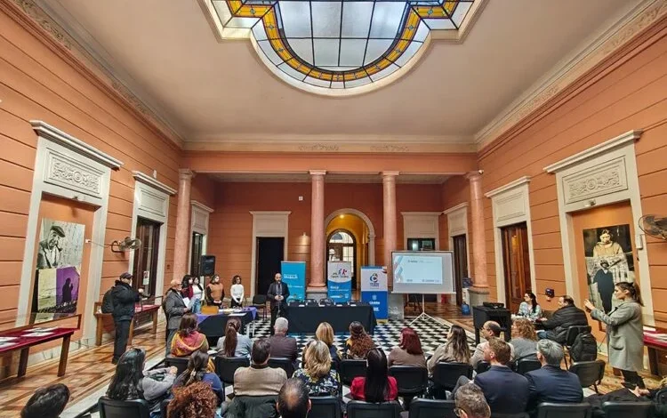 Niños participando en un concurso de dibujo contra el trabajo infantil