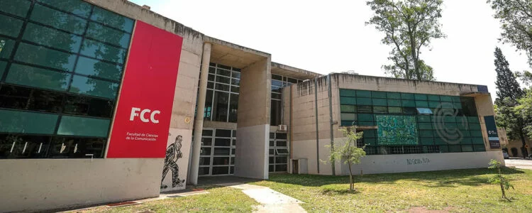 Auditorio de la Facultad de Ciencias de la Comunicación de la UNC durante la presentación del nuevo plan de estudios 2027