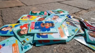 Jóvenes y voluntarios intercambiando figuritas del Mundial 2026 en la Plaza Seca del Pabellón Argentina, Córdoba