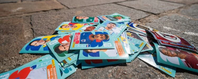 Jóvenes y voluntarios intercambiando figuritas del Mundial 2026 en la Plaza Seca del Pabellón Argentina, Córdoba