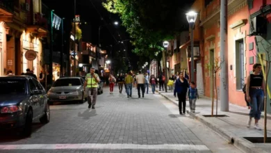 Calle Belgrano cerrada por obras nocturnas, con señalización de desvío para colectivos