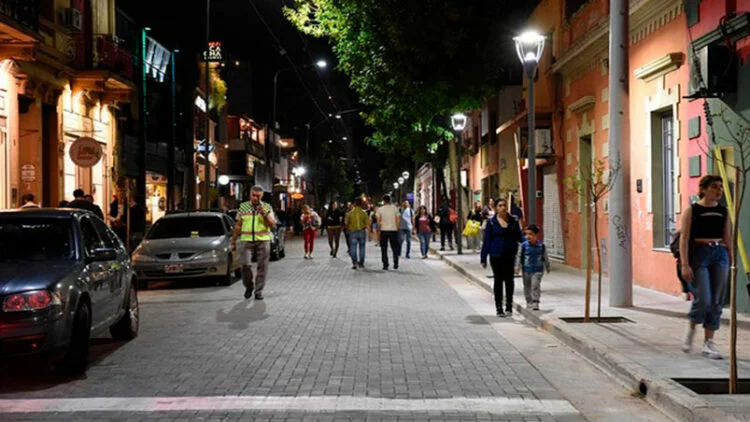 Calle Belgrano cerrada por obras nocturnas, con señalización de desvío para colectivos