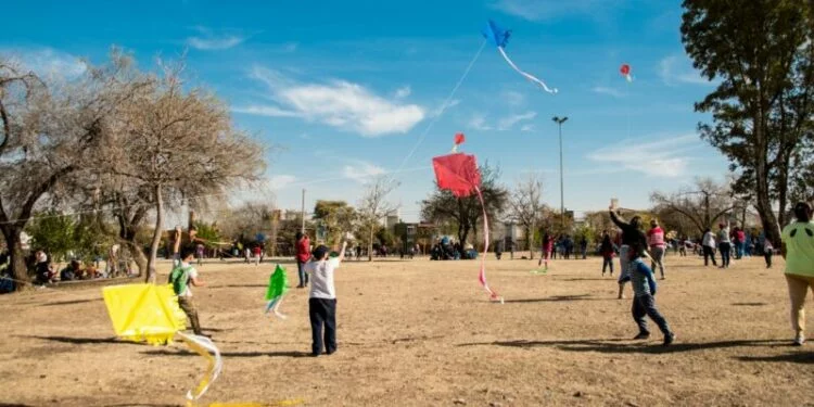 Niños y niñas disfrutando de actividades en el Parque Educativo Este