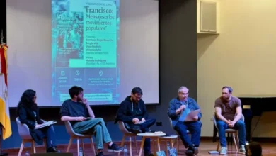 Portada del libro "Francisco: mensajes a los movimientos populares" en la Universidad Católica de Córdoba