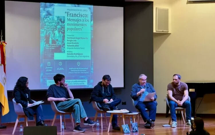 Portada del libro "Francisco: mensajes a los movimientos populares" en la Universidad Católica de Córdoba