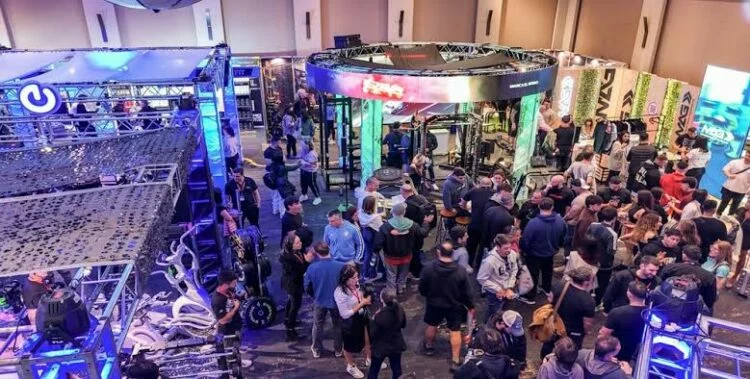 Stand de la ExpoMov 2024 con equipos de entrenamiento y profesionales del fitness en el Complejo Ferial Córdoba