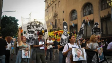 Manifestantes frente a los Tribunales I en Córdoba durante la 12ª Marcha Nacional contra el Gatillo Fácil
