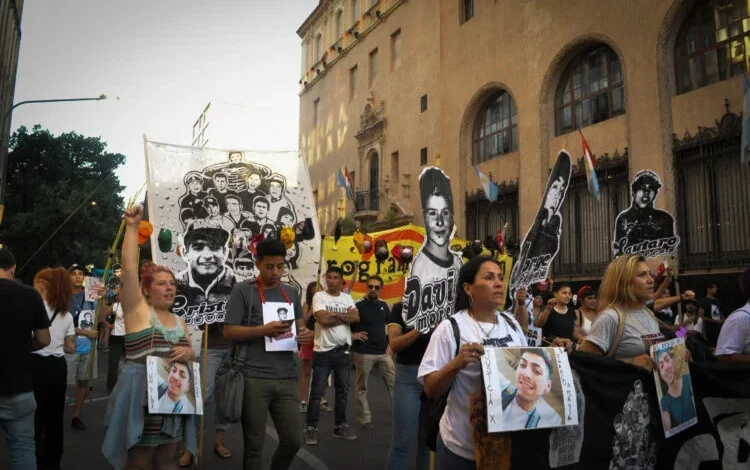 Manifestantes frente a los Tribunales I en Córdoba durante la 12ª Marcha Nacional contra el Gatillo Fácil
