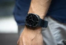 Galaxy Watch apagado mostrando mensaje de reinicio tras cambio de zona horaria