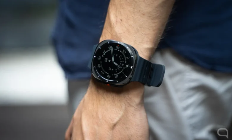 Galaxy Watch apagado mostrando mensaje de reinicio tras cambio de zona horaria