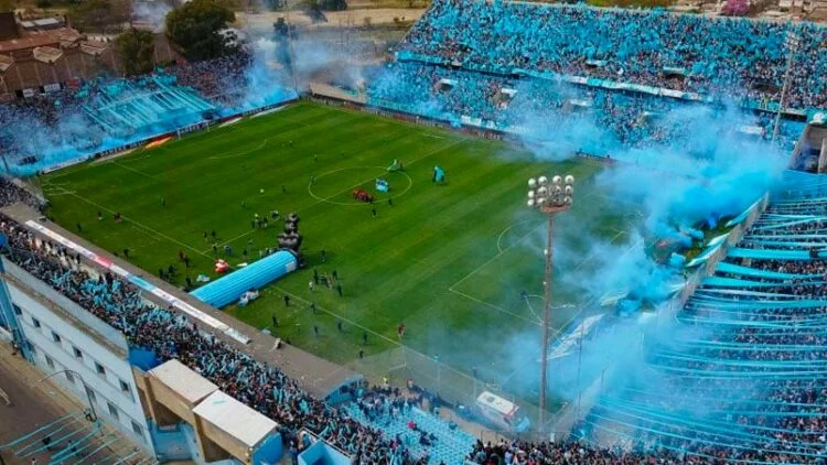 Partido de fútbol entre Belgrano y Argentinos Juniors en Córdoba