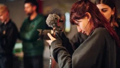 Imagen de estudiantes universitarios trabajando en un laboratorio de tecnología