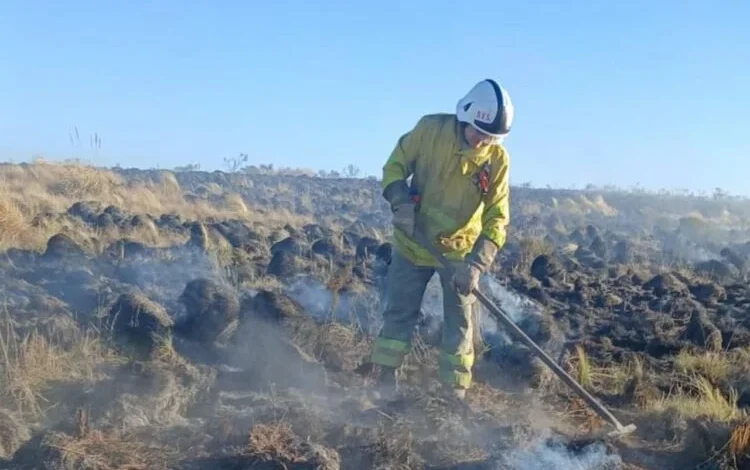 Bomberos y personal operativo trabajan en la lucha contra los incendios forestales en Córdoba
