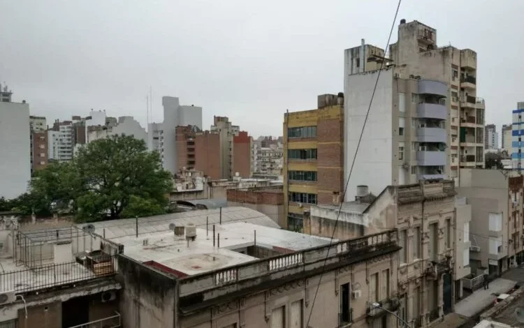 Imagen de la ciudad de Córdoba bajo un cielo nublado y frío