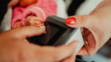 Familia registrando a su hijo recién nacido en un hospital