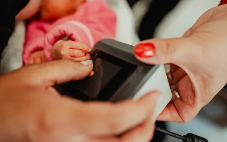 Familia registrando a su hijo recién nacido en un hospital