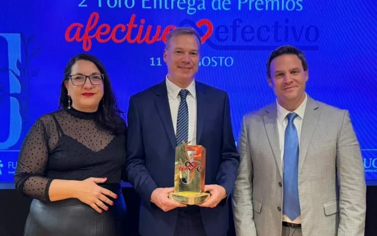 Equipo de APROSS + Cerca brindando atención médica en una localidad de Córdoba