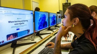 Estudiante universitario tomando un curso de idiomas en línea